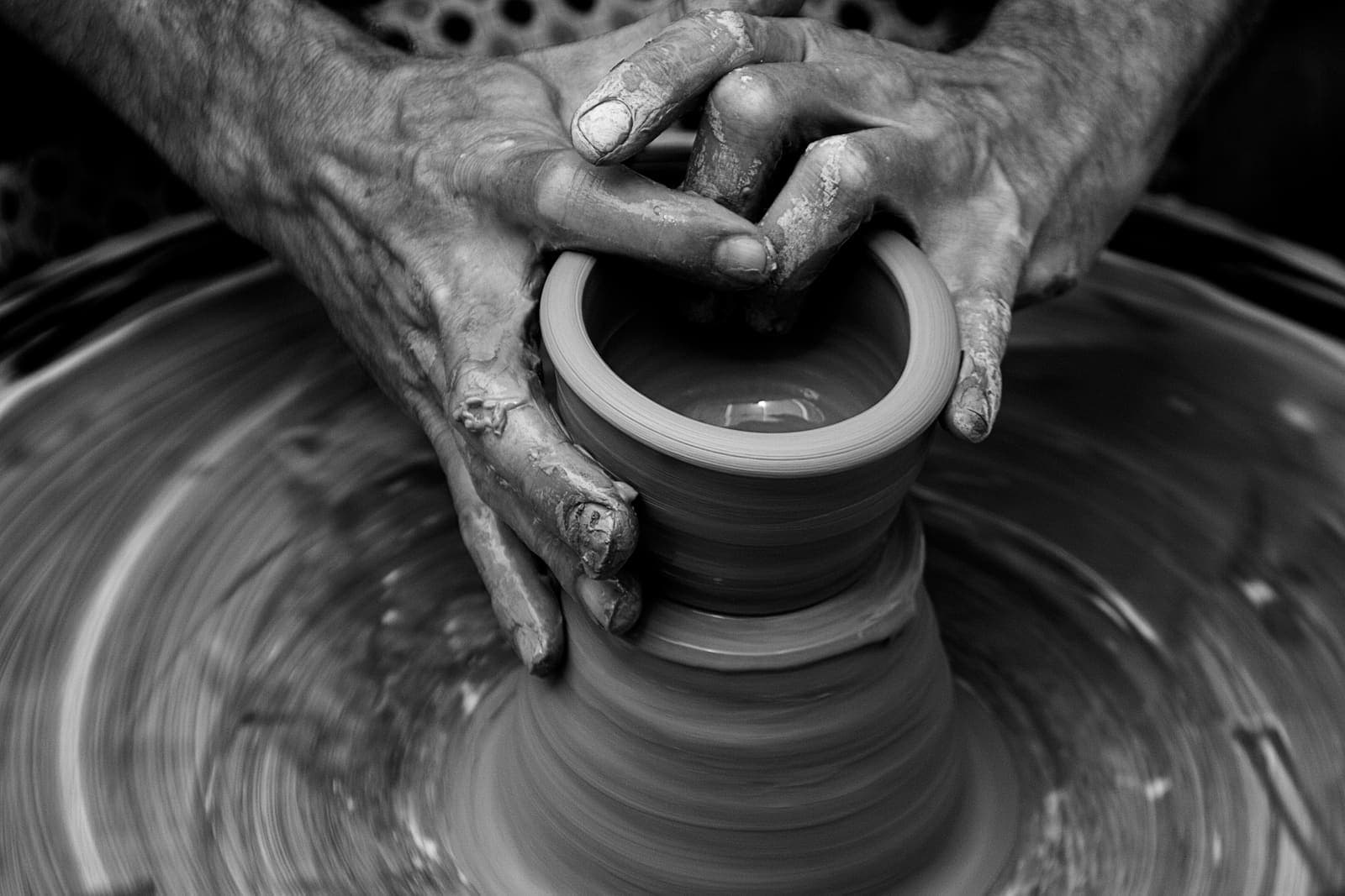 Mani che tornano un vaso