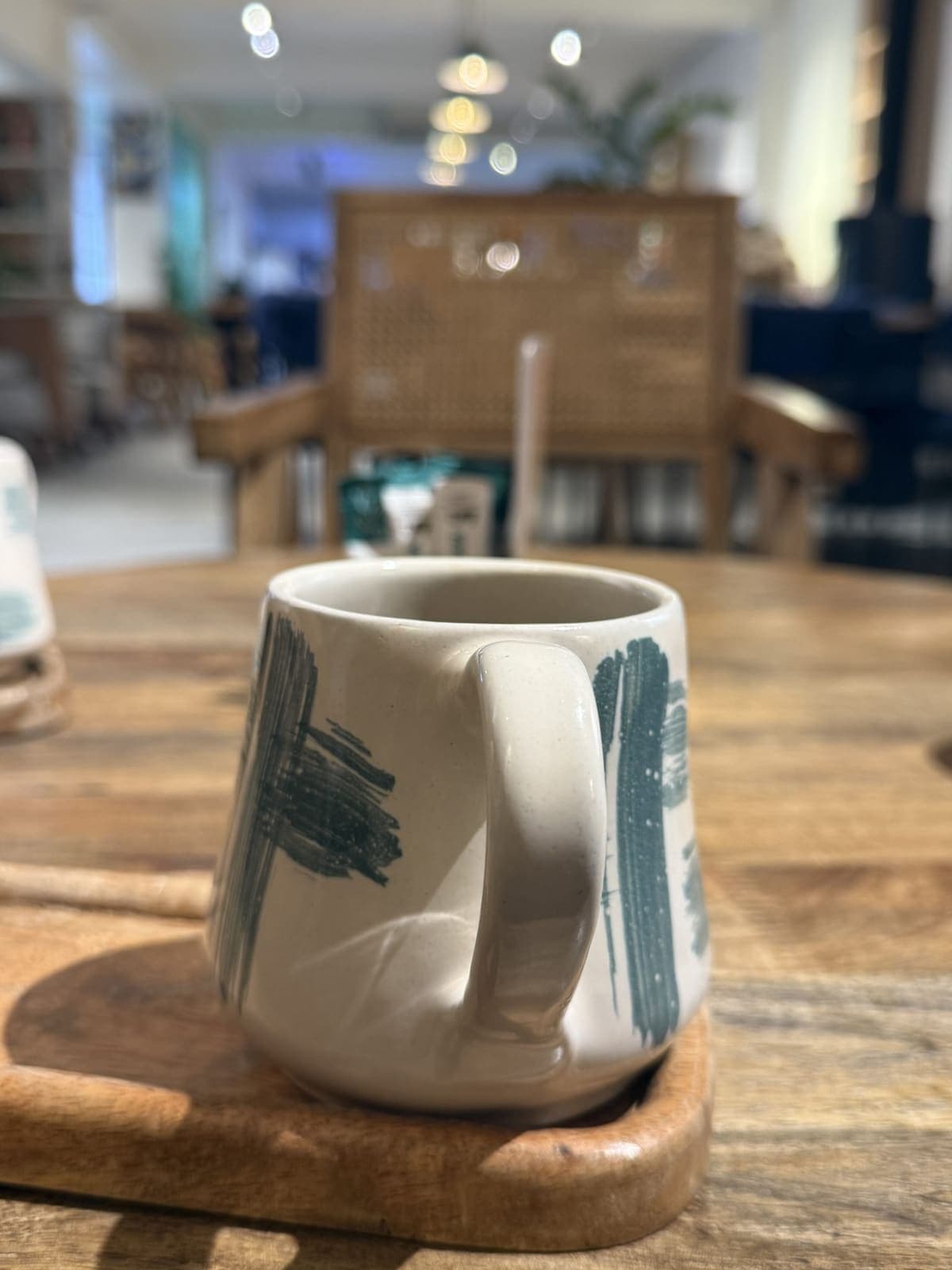 Tazza bianca con pennellate blu su un vassoio