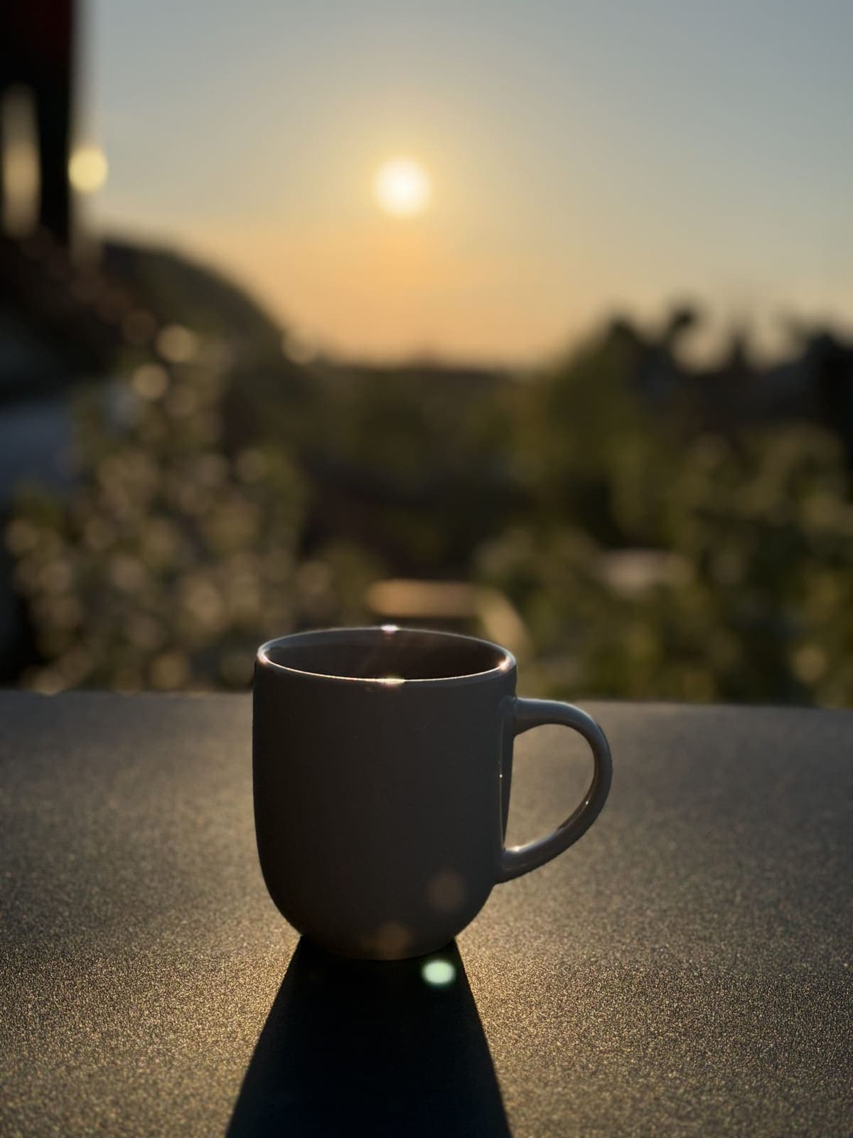 Tazza nera al tramonto