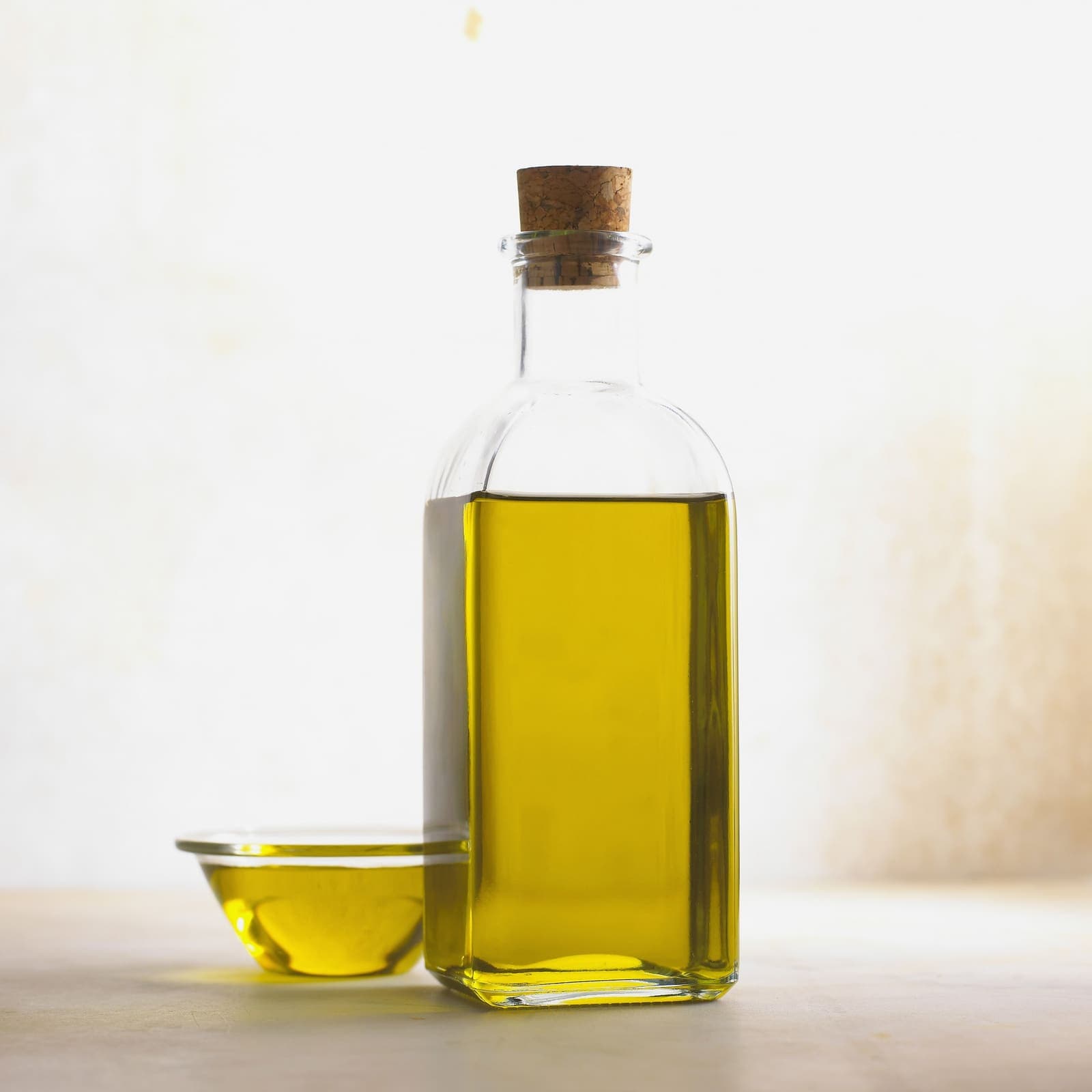 Bottiglia di olio extravergine con una ciotola