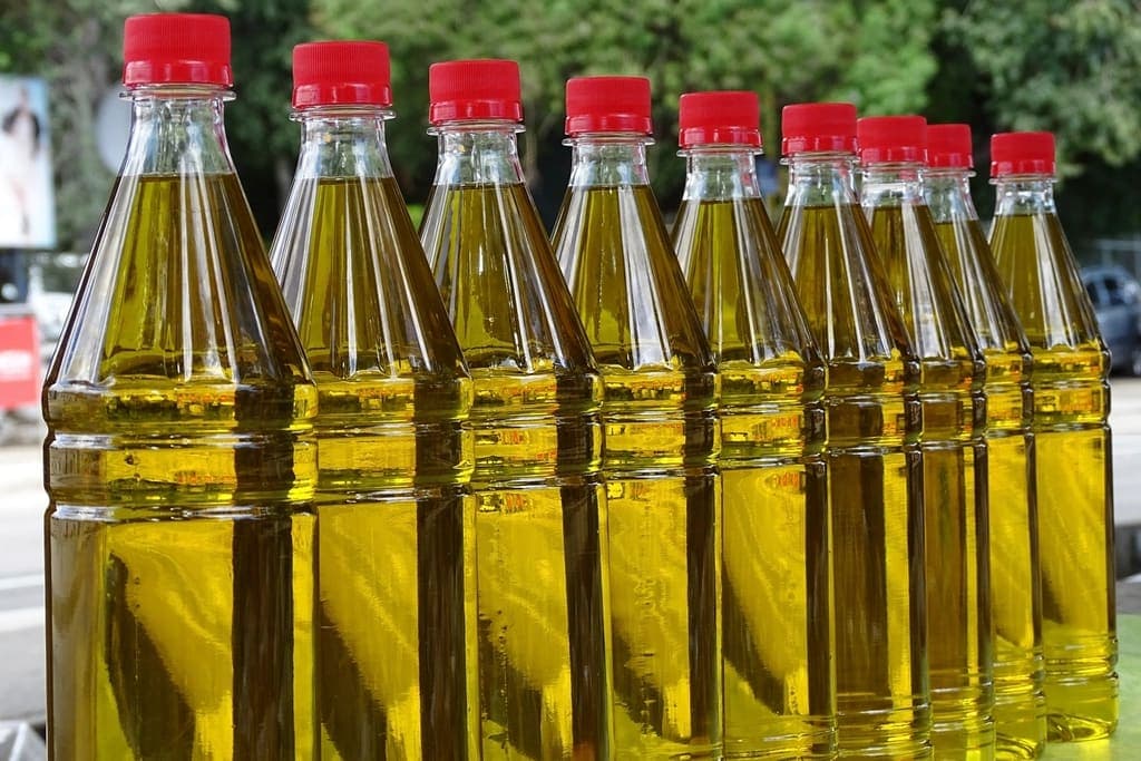 Bottiglie di olio in fila