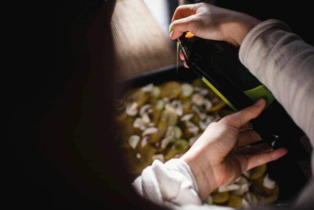 Olio versato su un piatto