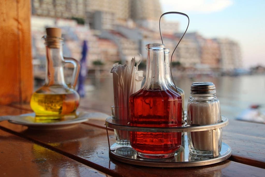 Oliera e ampolle sul tavolo di un ristorante