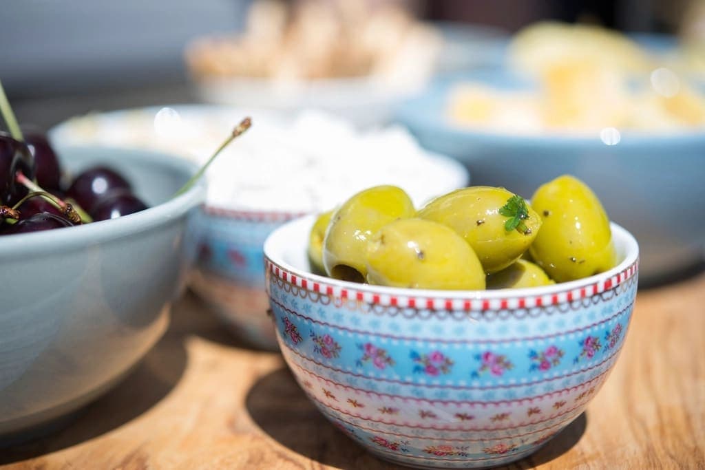 Ciotola di olive verdi