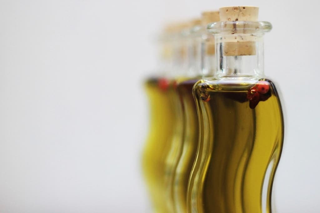 Tre bottiglie di olio in fila