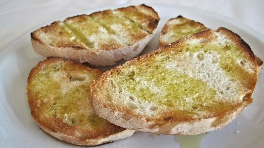 Pane tostato con l'olio