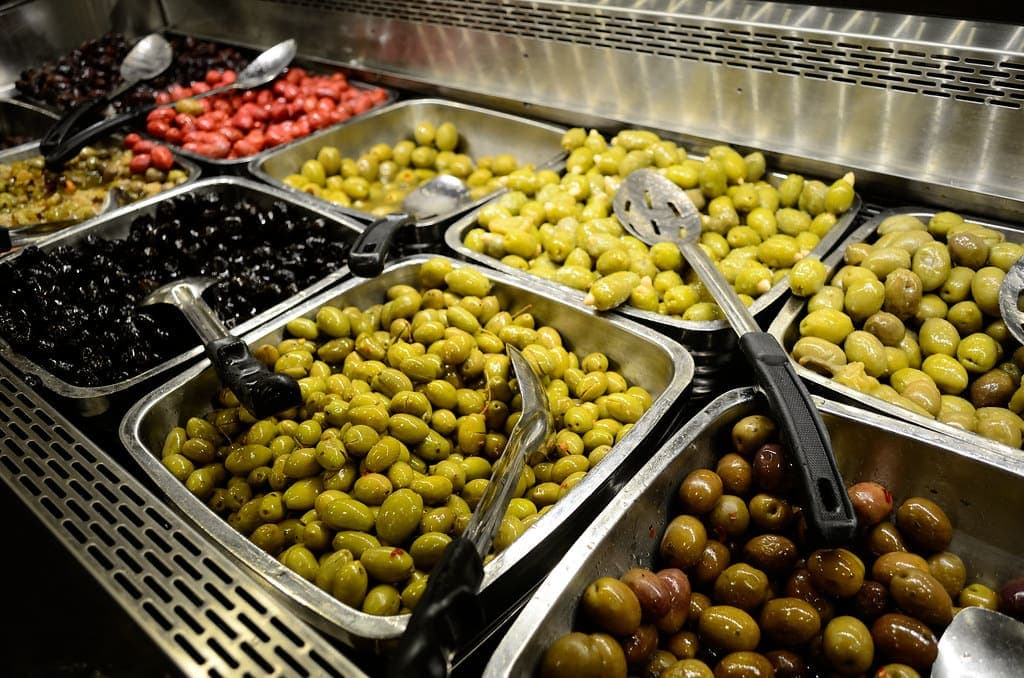 Vaschette di olive verdi e nere al banco