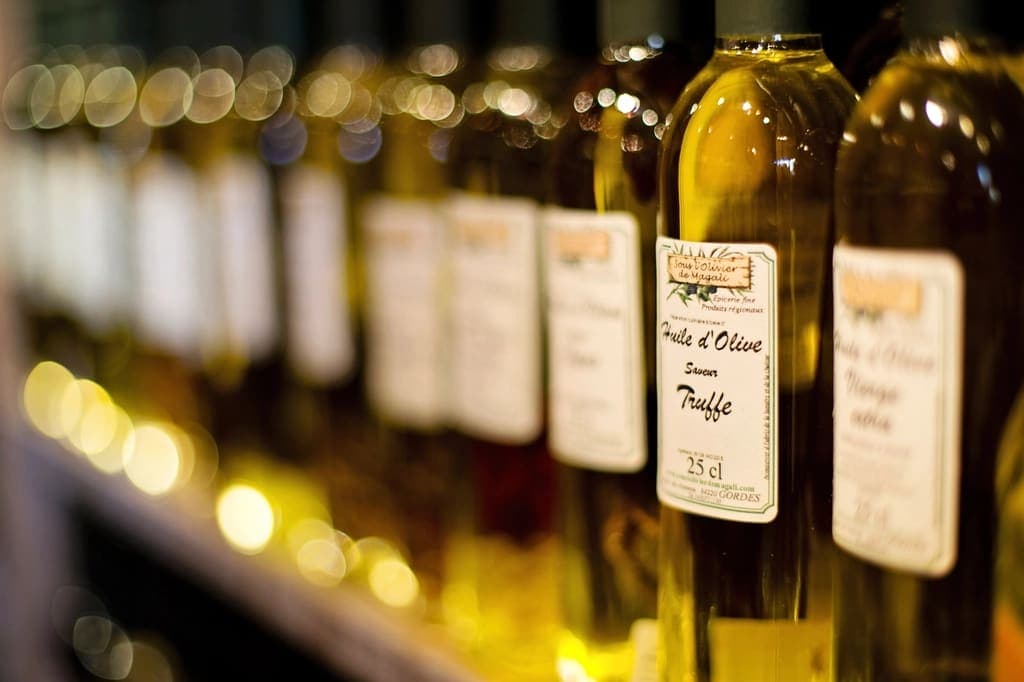 Bottiglie di olio sullo scaffale di un negozio